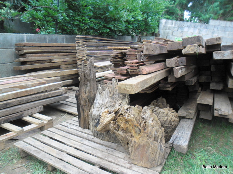 Fotos do depósito de madeiras de demolição