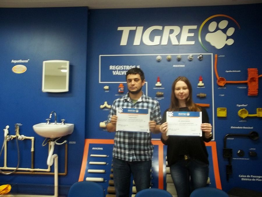 Técnicos em Edificações Rodrigo e Iara, da Unidade Projetos, na conclusão dos cursos de Instalador Hidráulico e Instalador Elétrico na Tigre, em Joinville.
